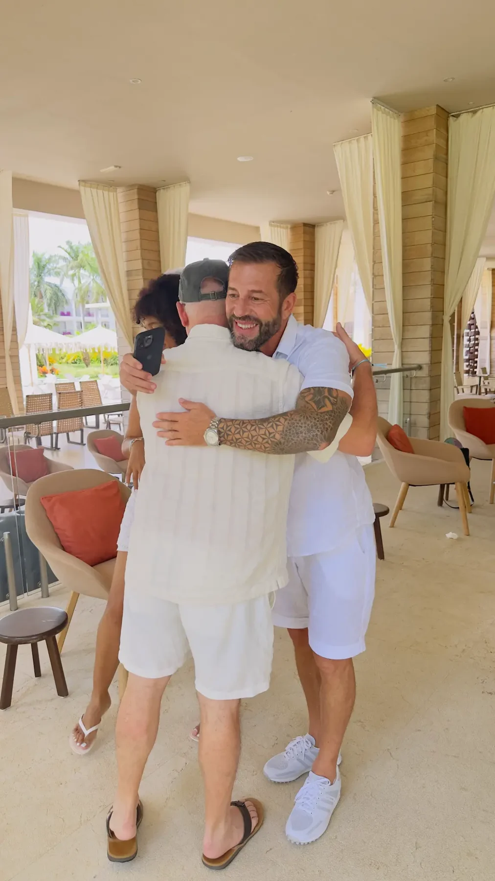 Un abrazo de bienvenida entre participantes