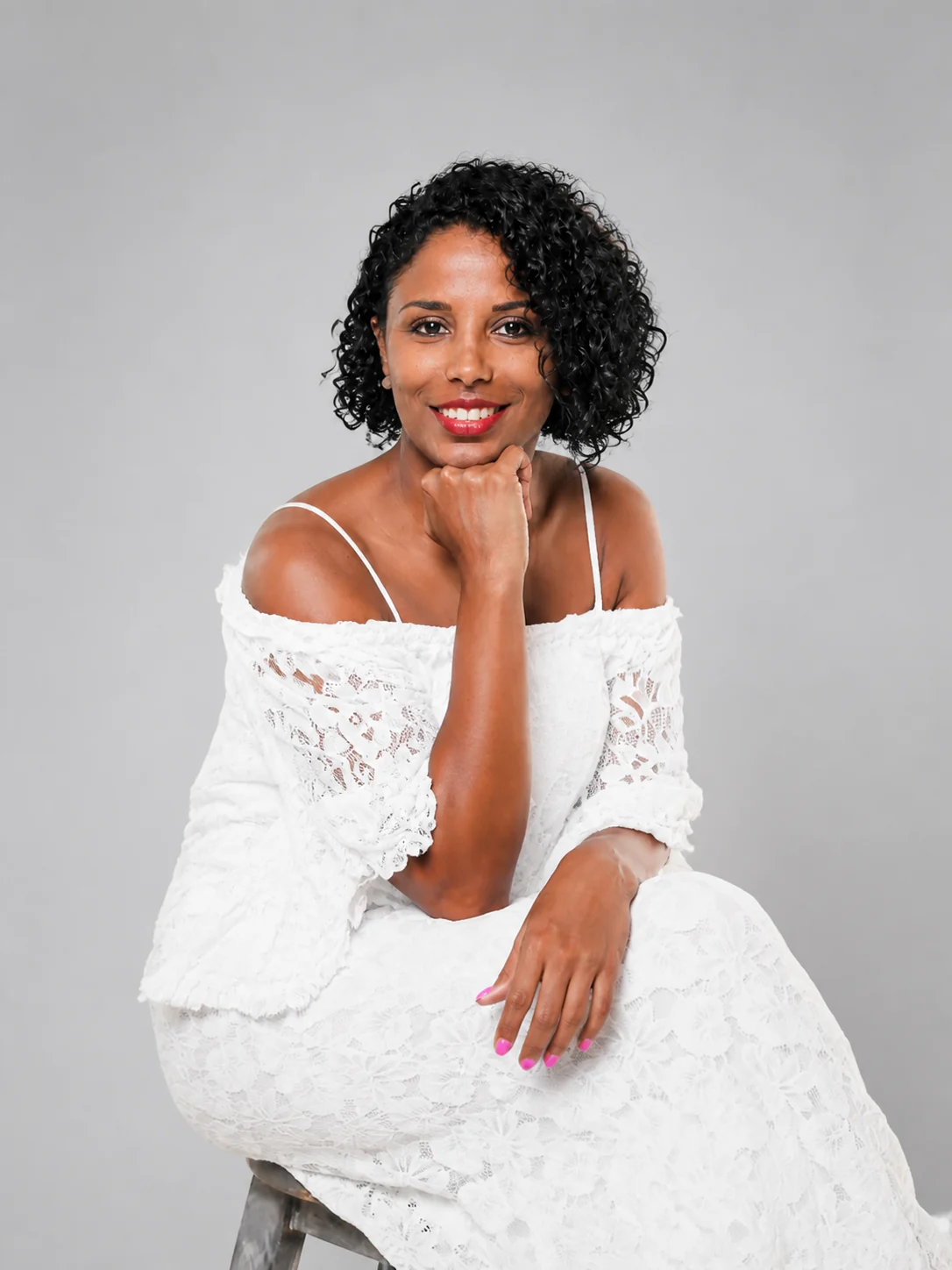 Day Martínez sentada, vestida de blanco