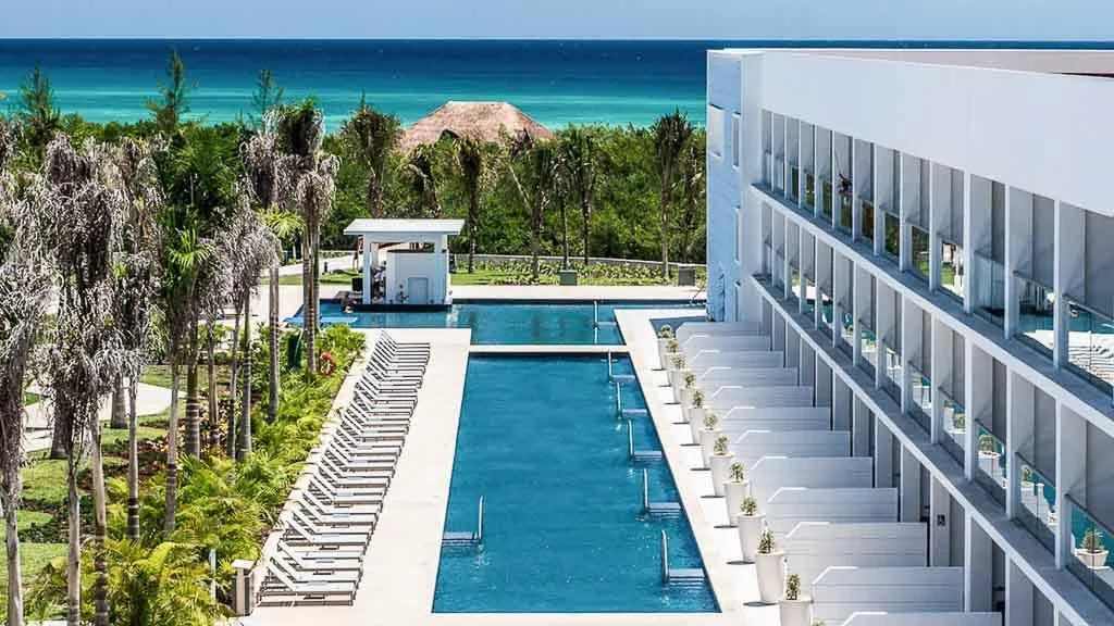 Piscinas y arquitectura del resort junto al Caribe